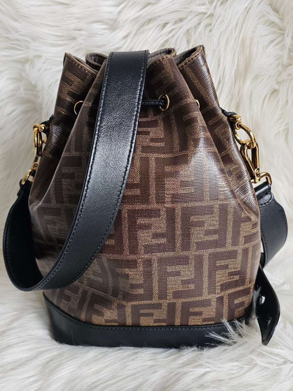 🖤 Fendi Bucket Bag 🖤 - Picture 3 of 15